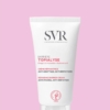 Un tube blanc de SVR Topialyse Barrière Crème Réparatrices Apaisante Anti Grattage Et Rougeur 50 ml avec un texte noir et rose se tient debout sur un fond rose clair uni. Dakar