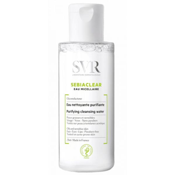 L'objet présenté est un flacon de 75 ml d'Eau micellaire SVR SebiaClear. L'emballage est blanc avec un texte noir et vert, présentant les détails du produit en anglais et en français, soulignant ses bienfaits purifiants et nettoyants pour les peaux sensibles. Dakar