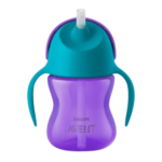 Une Tasse d'apprentissage à Paille Philips Avent violette 200 ml (Violet/Vert à partir de 9 mois) avec des poignées vertes et un couvercle bleu sarcelle avec une paille transparente