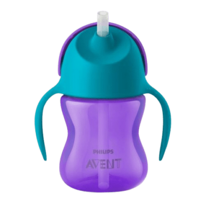 Une Tasse d'apprentissage à Paille Philips Avent violette 200 ml (Violet/Vert à partir de 9 mois) avec des poignées vertes et un couvercle bleu sarcelle avec une paille transparente