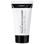 Tube blanc de The Inkey List Nettoyant Illuminant à l'Acide Fulvique 50 ml avec capuchon et texte noirs