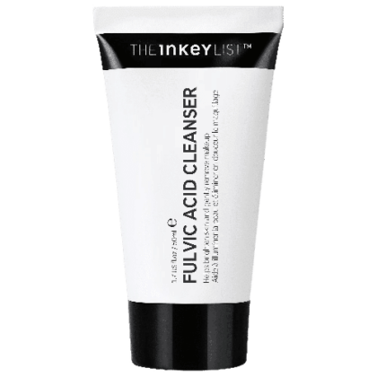 Tube blanc de The Inkey List Nettoyant Illuminant à l'Acide Fulvique 50 ml avec capuchon et texte noirs