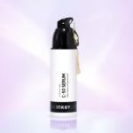 Un flacon blanc de THE INKEY LIST Soin de Nuit Anti-Imperfections C-50 Peau Grasse (30 ml) avec une pompe noire