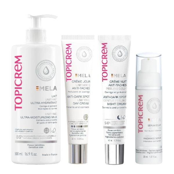 Le Topicrem Mela - Pack Gamme Lait 500ml+Sérum+Crème Nuit+Crème Jour se dresse debout sur un fond blanc, affichant l'ensemble complet de soins de la peau composé de lait ultra-hydratant, de sérum, de crème de nuit et de crème de jour. Dakar