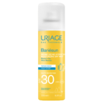 Un flacon jaune et blanc d'Uriage Bariésun Brume Sèche Ultra Légère Peaux Sensibles SPF30+