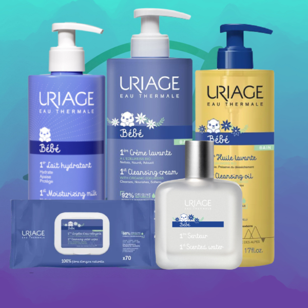 Le coffret d'Uriage Kit Complet Soins Bébé, qui comprend des produits de soins pour bébé, une éponge de bain supplémentaire, un sac et un doudou gratuit, est joliment présenté sur un fond bleu et sarcelle. Dakar