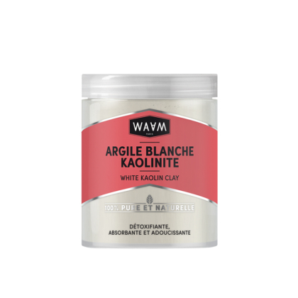 Un pot en plastique de 150 g de Waam Argile Blanche Kaolinite Adoucissant Detoxifiant Absorbant avec une étiquette rouge et blanche souligne ses qualités pures et naturelles en français et en anglais. Dakar