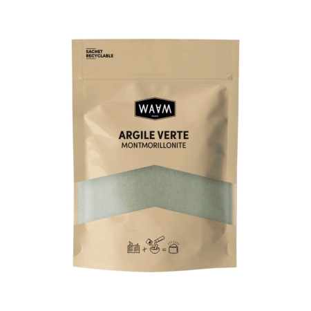 Un sachet refermable beige étiqueté "Waam Argile Verte Montmorillonite Purifiant Réparateur Astringent 250 g" montre de la poudre d'argile verte à travers une fenêtre transparente, avec des icônes en dessous illustrant les étapes de mélange, d'application et de lavage pour une utilisation polyvalente. Dakar