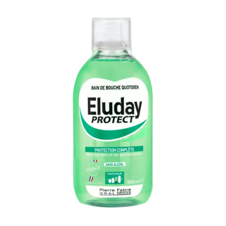 Le flacon de 500 ml d'Eluday Protect Bain de Bouche Quotidien Protection Complète est rempli de liquide vert. L'étiquette porte la mention « Protection Complète » et est sans alcool. Produit par Pierre Fabre Oral Care, l'emballage arbore les drapeaux français et italien. Dakar