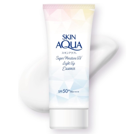 Un tube de Rohto Gel UV Super Hydratant Skin Aqua SPF50+ Crème Solaire Visage Corps 110g est présenté sur un fond blanc avec une trace de crème derrière lui, dans un emballage aux accents géométriques blancs et pastels. Dakar