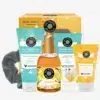 Le coffret cadeau LES PETITS PLAISIR Coffret Nuit Étoilée Vanille comprend un gel douche parfumé au Monoï, une crème pour les mains, une lotion pour le corps, une eau de toilette vanille et un chouchou pour cheveux foncés. L'emballage présente des images et une marque florales, évoquant un thème de parfum tropical. Dakar