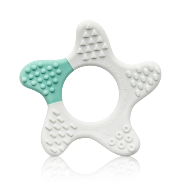 L'Anneau de Dentition Étoile Reer est un anneau de dentition en forme d'étoile en blanc et bleu sarcelle, avec des motifs texturés comme des triangles et des points pour apaiser l'inconfort de la dentition, avec un centre circulaire lisse. Dakar