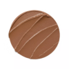 Une couche lisse et ronde de maquillage Essence Baby Got Bronze Bronzing Stick Bronzeur 5,5 g orne la surface, sa teinte brun crémeux rehaussée de stries d'application visibles. Dakar