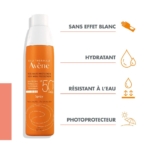 Image d'un flacon pulvérisateur de crème solaire Avène avec FPS 50+. Le texte met en évidence les caractéristiques : aucun résidu blanc, hydratant, résistant à l'eau et photoprotecteur. Les icônes à côté de chaque caractéristique illustrent les avantages. Emballage orange et blanc. Dakar