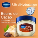 Image de Vaseline Baume à lèvres Cocoa Butter en pot 7gr packaging en français, mettant en avant une hydratation de 72 heures. Elle montre un pot de baume à lèvres avec des fèves de cacao et des morceaux de beurre, mettant l'accent sur la nutrition pour des lèvres douces et éclatantes. Dakar