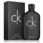 L'eau de toilette CK Be 200 ml de Calvin Klein est présentée dans un élégant flacon noir et dans son coffret assorti, tous deux ornés d'un lettrage blanc minimaliste. Le coffret fournit également des détails supplémentaires sur ce parfum captivant. Dakar