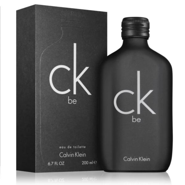 L'eau de toilette CK Be 200 ml de Calvin Klein est présentée dans un élégant flacon noir et dans son coffret assorti, tous deux ornés d'un lettrage blanc minimaliste. Le coffret fournit également des détails supplémentaires sur ce parfum captivant. Dakar