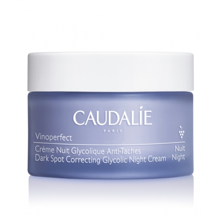 Le pot de 50 ml de Caudalie Vinoperfect Crème Nuit Glycolique Anti-taches présente un corps violet clair, un couvercle blanc et affiche les détails du produit en français et en anglais. Dakar