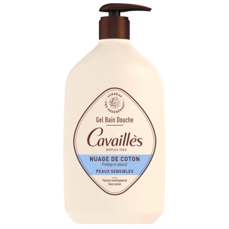 Un flacon de 1 litre de couleur crème contenant le gel bain-douche Cavaillès « Peaux sensibles Nuage de coton », muni d’une pompe marron et d’une étiquette bleue sur laquelle on peut lire « Nuage de coton, peaux sensibles ». L’emballage met en avant le fait que ce produit est sans savon et spécialement formulé pour les peaux sensibles. Dakar