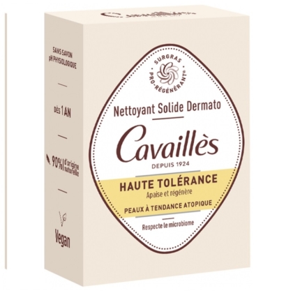 L'image montre une boîte de savon « CAVAILLES Nettoyant Solide Dermato Haute Tolérance 100 g », mettant en avant des caractéristiques telles que la haute tolérance adaptée aux peaux sensibles, végétalienne, sans savon et composée à 90 % d'ingrédients d'origine naturelle. Le savon Rogé Cavailles est recommandé à partir d'un an. Dakar