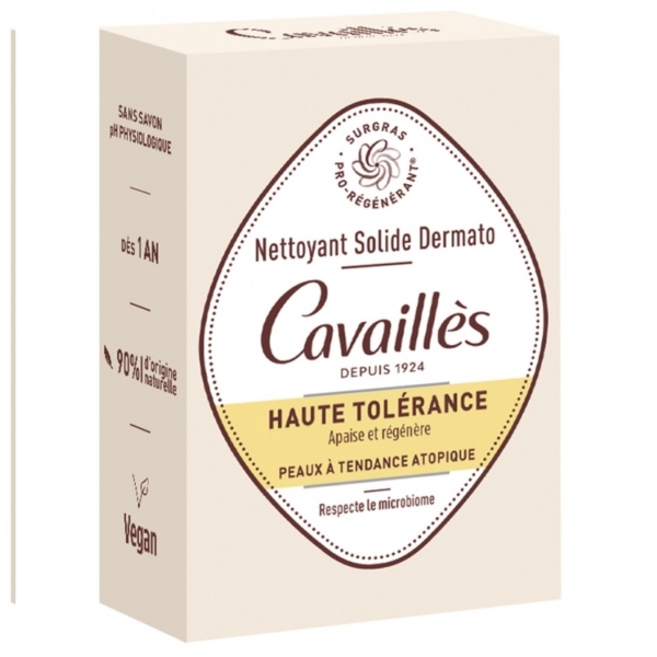 L'image montre une boîte de savon « CAVAILLES Nettoyant Solide Dermato Haute Tolérance 100 g », mettant en avant des caractéristiques telles que la haute tolérance adaptée aux peaux sensibles, végétalienne, sans savon et composée à 90 % d'ingrédients d'origine naturelle. Le savon Rogé Cavailles est recommandé à partir d'un an. Dakar
