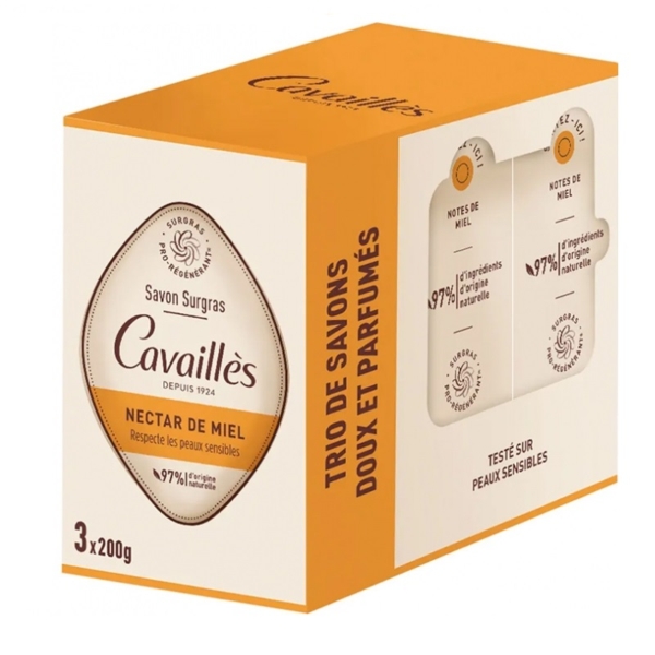 Le Savon Surgras "Nectar de Miel" de CAVAILLES est destiné aux peaux sensibles grâce à ses 97% d'ingrédients naturels. Son emballage orange vif et blanc contient trois barres de 200 g et le texte français élégant souligne ses qualités apaisantes. Dakar