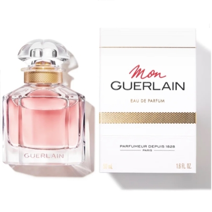 Un flacon de GUERLAIN Mon Guerlain Eau de Parfum pour femme 50 ml, au liquide rose, trône élégamment à côté de son coffret blanc aux accents dorés et au texte noir. Cette pièce fait partie du luxueux coffret de GUERLAIN, comprenant l'Eau de Toilette La Petite Robe Noire. Dakar