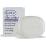 Un savon blanc "HT26 Paris" est posé à côté de sa boîte, étiquetée "HT26 Paris Glutathion Blanchissant Whitening Face Soap, 150g". L'emballage principalement blanc avec des textes bleus et violets se marie bien avec le Coffret Mini Trio Pixi Peau Lumineuse Effet Radieux et Rosé. Dakar