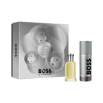 Le coffret Hugo Boss BOSS Bottled Coffret cadeau eau de toilette présente une boîte argentée gaufrée avec les logos "B", comprenant un flacon de parfum et un spray déodorant argenté assorti. Dakar