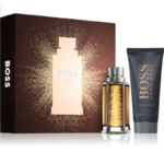 Le coffret cadeau pour homme Hugo Boss BOSS The Scent comprend un flacon d'eau de Cologne et un tube assorti élégamment emballés dans une boîte décorative avec une silhouette dorée et un design étincelant, ce qui en fait le cadeau parfait. Dakar