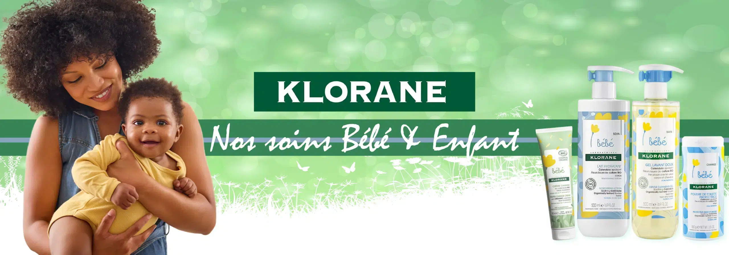 Une femme souriante tient un bébé à côté d'une bannière publicitaire « Klorane Nos soins Bébé & Enfant ». Le côté droit présente différents produits de soins pour bébé Klorane sur un fond vert aux motifs floraux subtils. Dakar