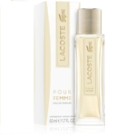 Un flacon de parfum transparent avec un bouchon texturé doré est posé à côté de sa boîte assortie. Les deux sont étiquetés « Lacoste Eau de Parfum Femme 50ml » avec le logo Lacoste avec un crocodile stylisé. Dakar