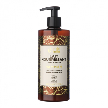 Un flacon de MKL Lait nourrissant - Olive & Argan avec pompe doseuse, orné de motifs décoratifs dorés et d'un texte en français. Il convient à tous les types de peau du corps et des mains et est certifié Cosmos Organic. Dakar