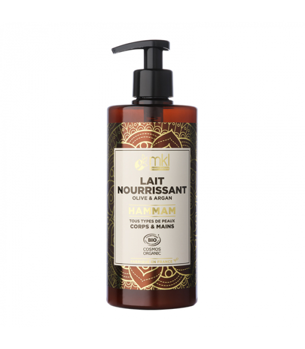Un flacon de MKL Lait nourrissant - Olive & Argan avec pompe doseuse, orné de motifs décoratifs dorés et d'un texte en français. Il convient à tous les types de peau du corps et des mains et est certifié Cosmos Organic. Dakar