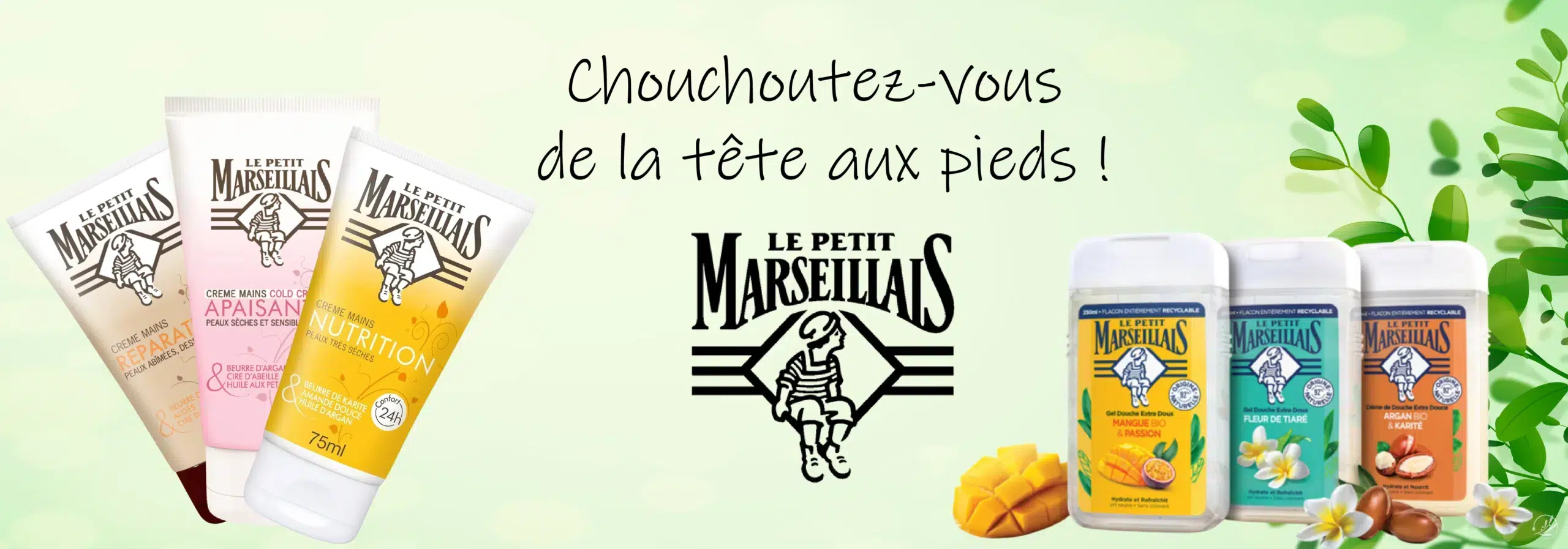 La publicité de la gamme de produits Le Petit Marseillais, en collaboration avec Univers Cosmetix, présente des produits de soin luxueux, notamment des crèmes et des déodorants, dans des emballages aux couleurs vives. Le texte français indique « Chouchoutez-vous de la tête aux pieds ! » sur un fond vert doux aux accents feuillus. Dakar