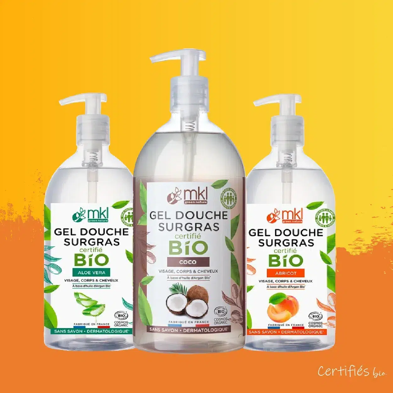Trois flacons de gel douche certifié bio Univers Cosmetix avec pompe se détachent sur un fond dégradé de jaune et d'orange. Les étiquettes présentent les parfums : aloe vera, coco et abricot, associés à des images assorties et ornés du texte « Certifiés Bio ». Dakar