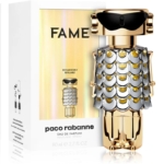Un flacon de parfum en forme de robot doré avec des lunettes de soleil et un motif d'écailles métalliques sur son torse se trouve à côté d'une boîte étiquetée « Paco Rabanne Fame 80 ml », soulignant ses fonctionnalités rechargeables et rechargées et faisant écho à l'attrait de Paco Rabanne Lady Million. Dakar