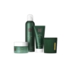 Le coffret COFFRET CADEAU MOYEN LE RITUEL DE JING de Rituals vert comprend un pot de gommage corporel, un flacon de gel douche moussant, un tube de crème corporelle et une bougie, le tout aligné avec un étiquetage minimaliste. Dakar