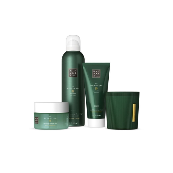 Le coffret COFFRET CADEAU MOYEN LE RITUEL DE JING de Rituals vert comprend un pot de gommage corporel, un flacon de gel douche moussant, un tube de crème corporelle et une bougie, le tout aligné avec un étiquetage minimaliste. Dakar