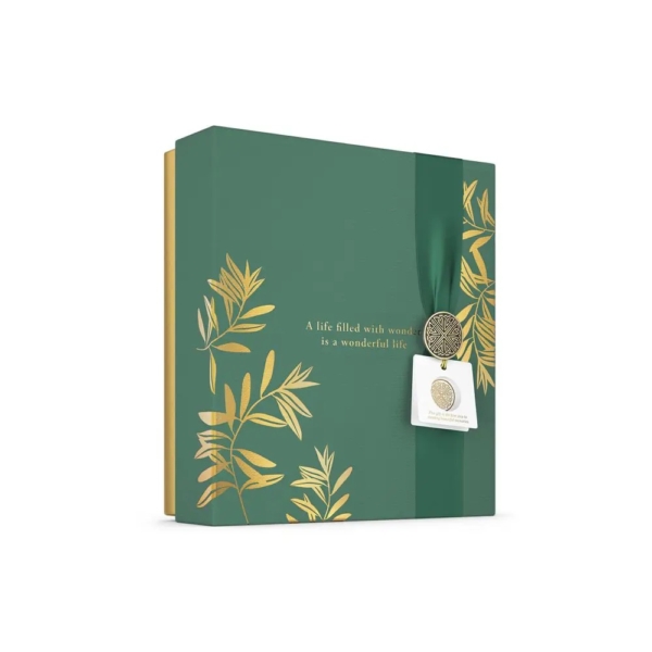 Le coffret cadeau Rituals COFFRET CADEAU MOYEN LE RITUEL DE JING Set de bain et d'hygiène est un luxueux coffret cadeau vert avec des motifs de feuilles d'or, un ruban portant la citation « Une vie remplie d'émerveillement est une vie merveilleuse » et une étiquette emblème du Rituel de Jing pour un look exquis. Dakar