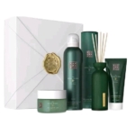 Le Grand Set 2024 de Rituals Le Rituel du Jing est présenté dans un coffret blanc avec un sceau doré derrière cinq produits spa verts : un pot, un tube, un flacon, un gel douche moussant et un diffuseur avec bâtonnets de roseaux. Dakar