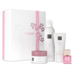 Rituals The Ritual of Karma coffret cadeau : un coffret blanc et rose, orné de fleurs, contenant quatre produits de beauté - gommage, gel douche moussant, crème pour le corps et un mini parfum. Dakar
