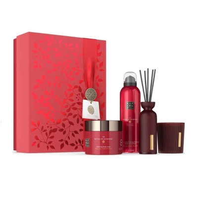 Le coffret cadeau rouge opulent, inspiré de Rituals - Le Rituel de l'Ayurveda - Grand Set 2024, est présenté dans un élégant coffret floral et comprend un pot, un vaporisateur, un flacon diffuseur avec des roseaux et un petit récipient. Chaque article présente des teintes rouges profondes ornées d'accents dorés. Dakar