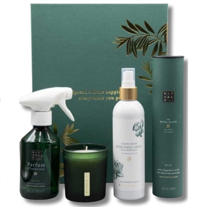 Le Rituel du Jing - Grand Coffret 2024 de The Rituals comprend un spray d'ambiance vert, une bougie verte, un vaporisateur blanc et une grande boîte verte, le tout présenté devant un coffret cadeau vert décoratif avec un texte doré et un motif feuillu. Dakar