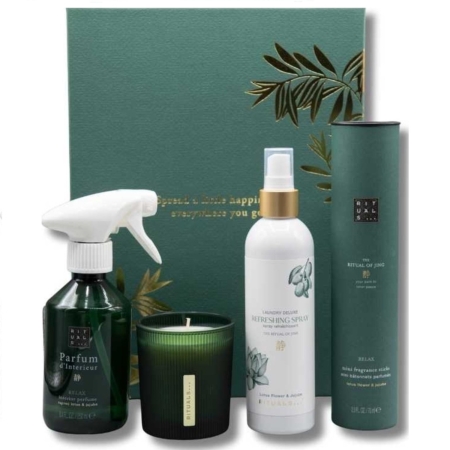 Le Rituel du Jing - Grand Coffret 2024 de The Rituals comprend un spray d'ambiance vert, une bougie verte, un vaporisateur blanc et une grande boîte verte, le tout présenté devant un coffret cadeau vert décoratif avec un texte doré et un motif feuillu. Dakar