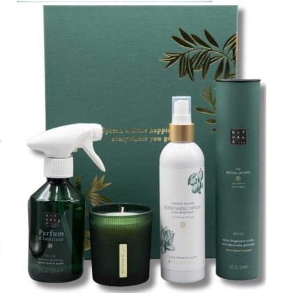 Le coffret « Rituels - Le Rituel du Jing - Grand Coffret 2024 » comprend un vaporisateur « Parfum d'Intérieur » vert, une bougie verte dans un bougeoir en verre, un « Spray Rafraîchissant » blanc et une boîte cylindrique. Tous les articles présentent un élégant design vert et blanc rappelant le Rituel du Karma de Rituals. Dakar