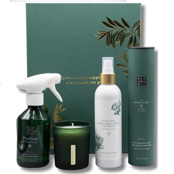 Le coffret « Rituels - Le Rituel du Jing - Grand Coffret 2024 » comprend un vaporisateur « Parfum d'Intérieur » vert, une bougie verte dans un bougeoir en verre, un « Spray Rafraîchissant » blanc et une boîte cylindrique. Tous les articles présentent un élégant design vert et blanc rappelant le Rituel du Karma de Rituals. Dakar