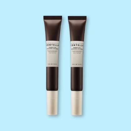 Deux tubes identiques marron foncé de SKIN1004 Madagascar Centella Probio Cica Bakuchiol Crème Yeux Anti Rides Effets Apaisants 20 ml avec des bouchons beiges, debout sur un fond bleu clair. Dakar