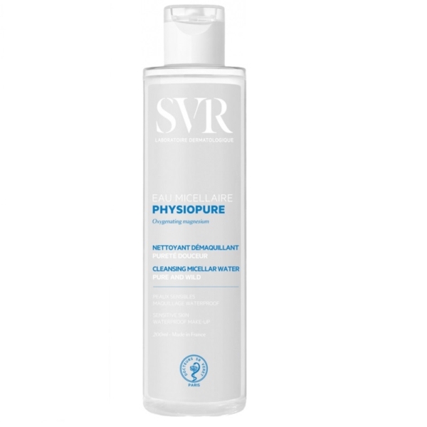 Le flacon en plastique transparent de l'Eau Micellaire SVR Physiopure, similaire à celui de Byphasse Total Clean, est doté d'un bouchon blanc. L'étiquette comporte un texte en français et en anglais soulignant son toucher doux sur les peaux sensibles et son efficacité sur le maquillage waterproof. Le flacon contient 200 ml de produit. Dakar