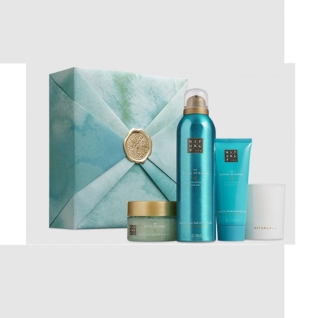 Le coffret cadeau The Rituals The Ritual of Karma est composé d'une boîte aux tons bleus avec un sceau doré, d'un design inspiré et comprend quatre articles : un pot de crème, un flacon de mousse de douche, un tube et une bougie. Chaque article présente un emballage bleu-vert et blanc coordonné. Dakar